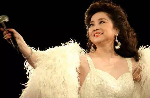 她宁愿离婚也不愿改变中国国籍,春晚为她破例,75岁仍