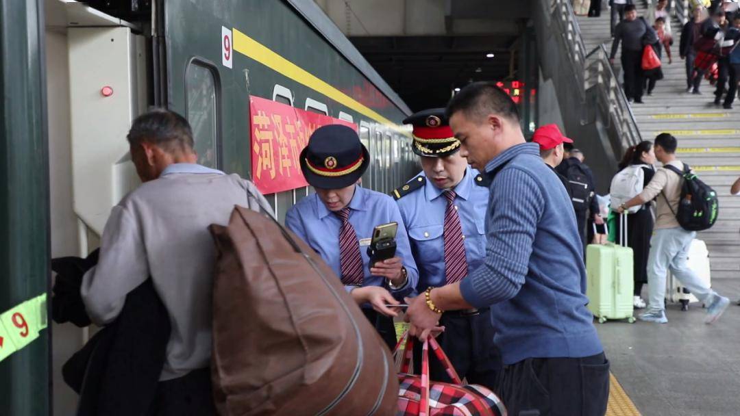 路值乘的k1282次列车乘坐国铁济南局济南客运段400余名务工人员在深圳