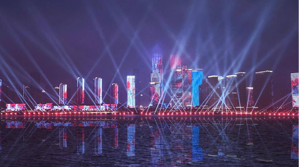 银盆岭大桥至福元路大桥段沿线的树木灯带,河堤上的光束灯,激光灯