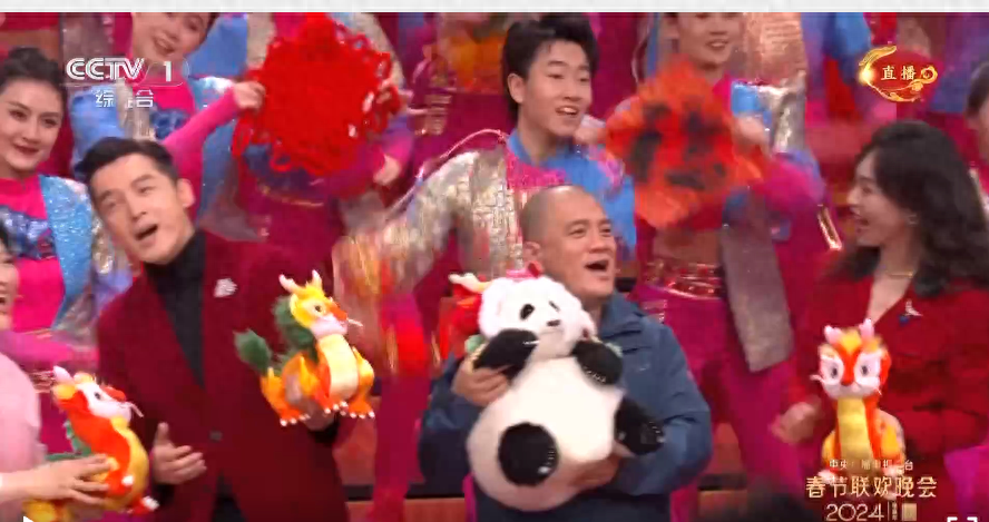 太可爱了吧，顶流女明星“花花”在春晚和周深跳起了八段锦_大熊猫_观众们_刘谦