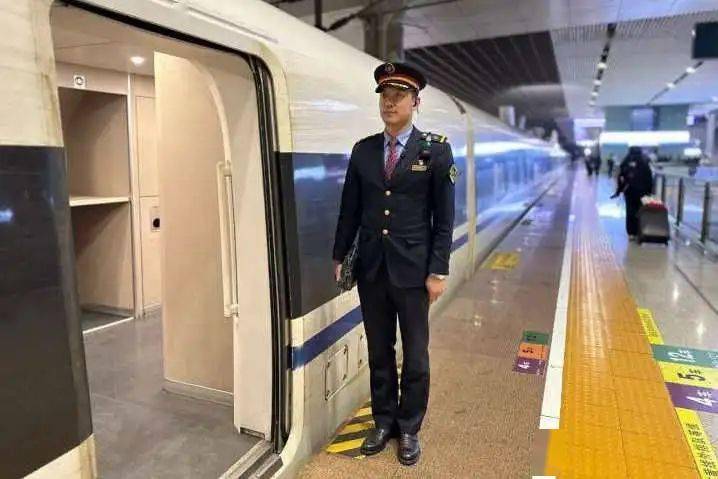 迎接乘车旅客到来用良好的精神面貌客运各乘人员提前到达立岗位置一切