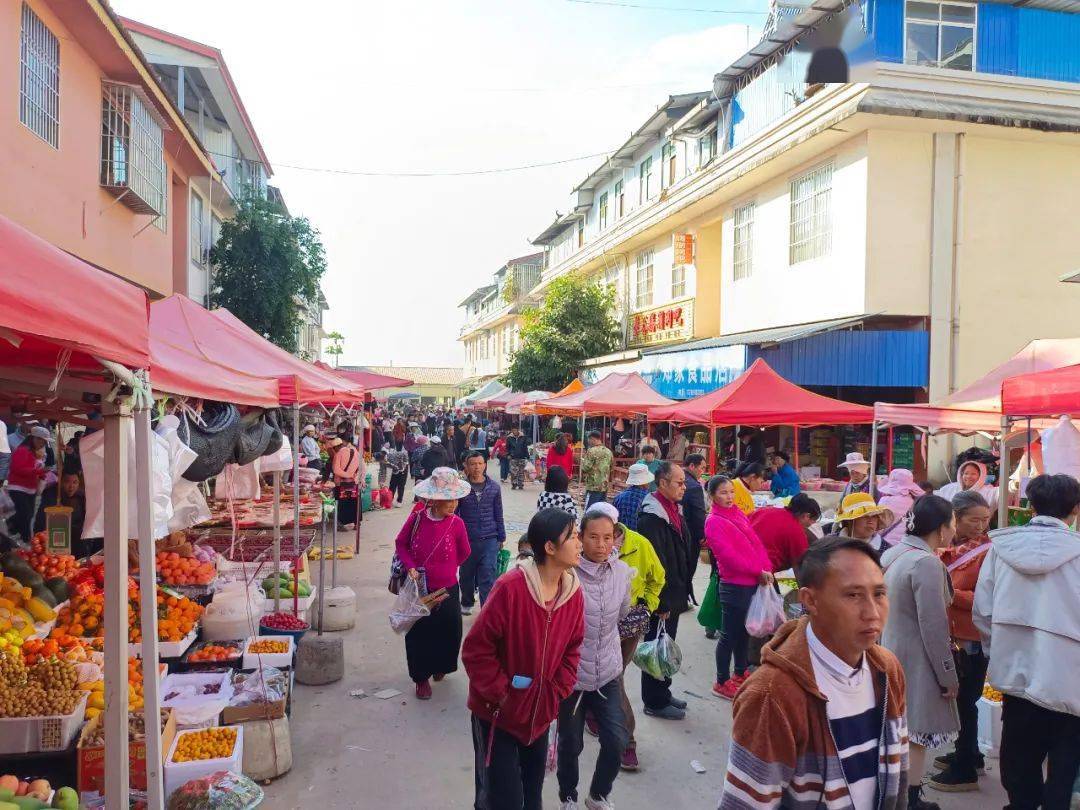 走进景谷县民乐镇年货街,年味扑面而来,呈现出供需两旺,安详和谐的