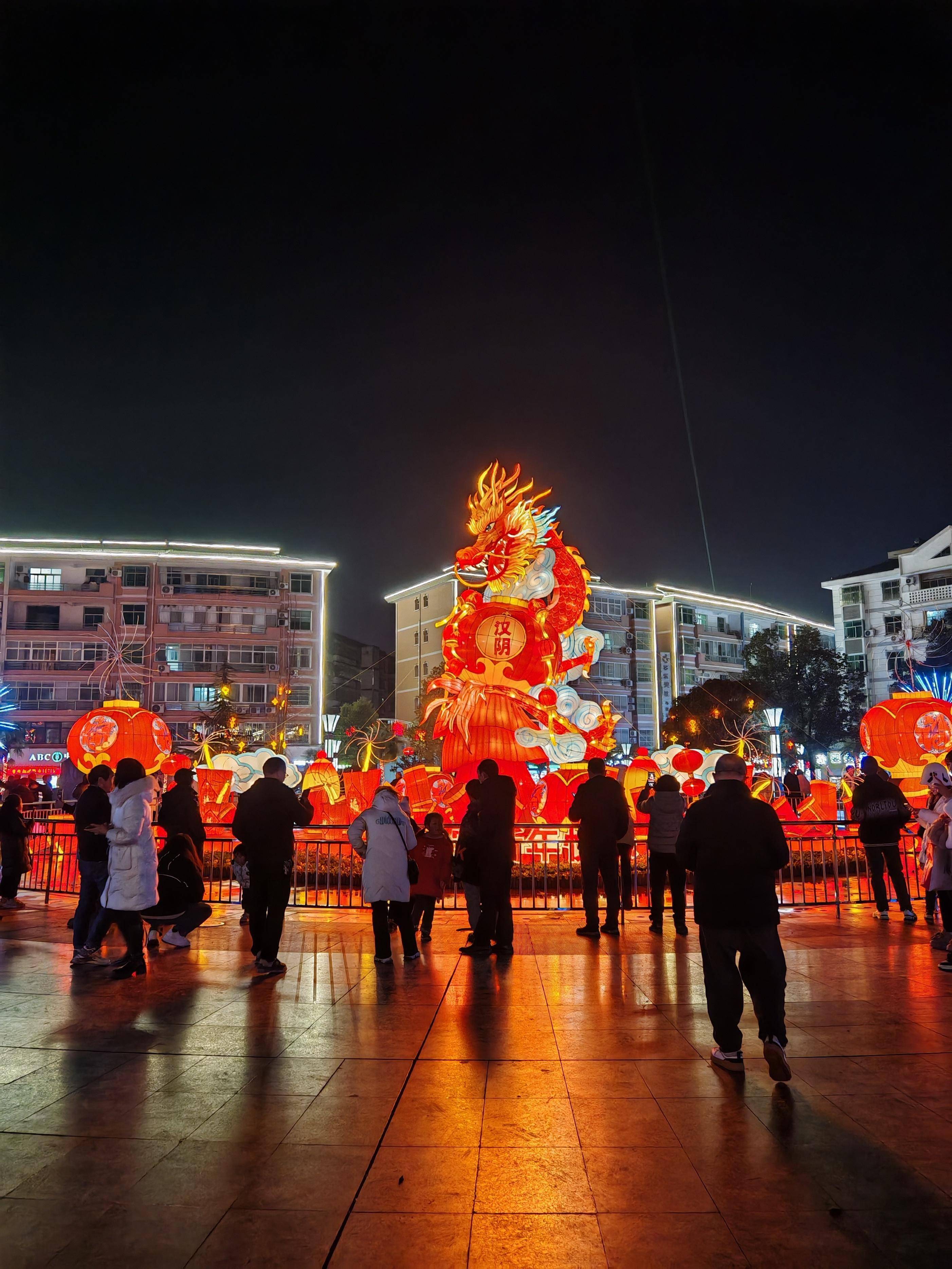 汉阴县城装扮一新喜迎龙年新春佳节_群众_凤凰广场_人民