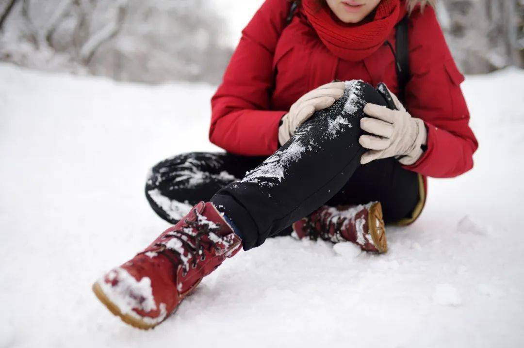 雪天出行怎樣防摔倒→_路面_情況_老年人