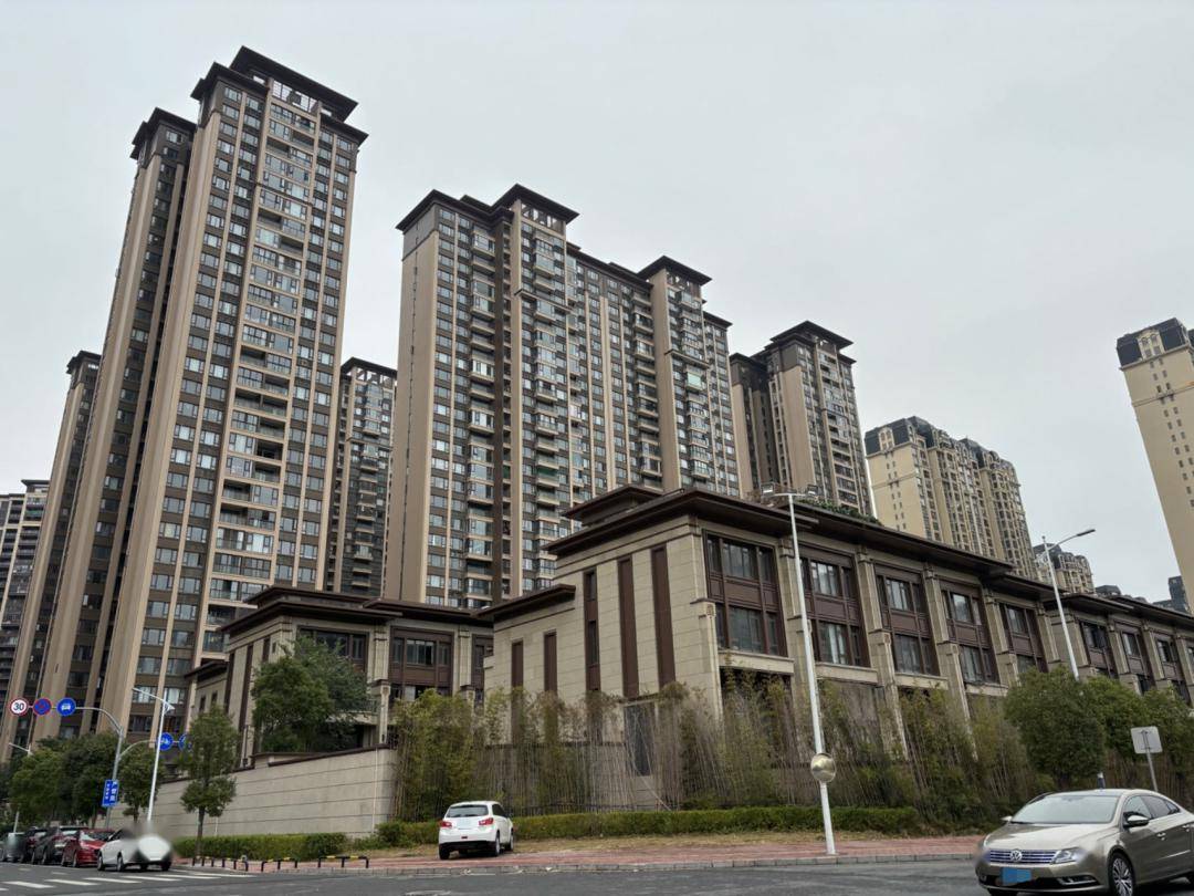 东海岸的龙光御海天韵2024年的房价,据中介透露,二手毛坯价大约在1.