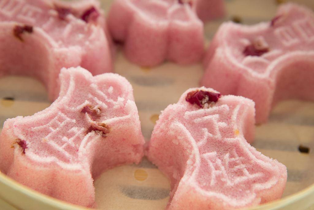 吴江区定胜糕青团子是苏州传统糕点,始于宋朝,清代美食家袁枚在