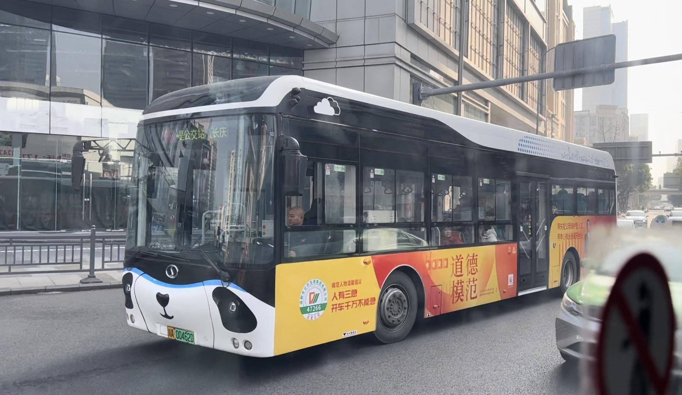 除夕最后一班岗 "榜样巴士"送你平安回家_文明_杨森