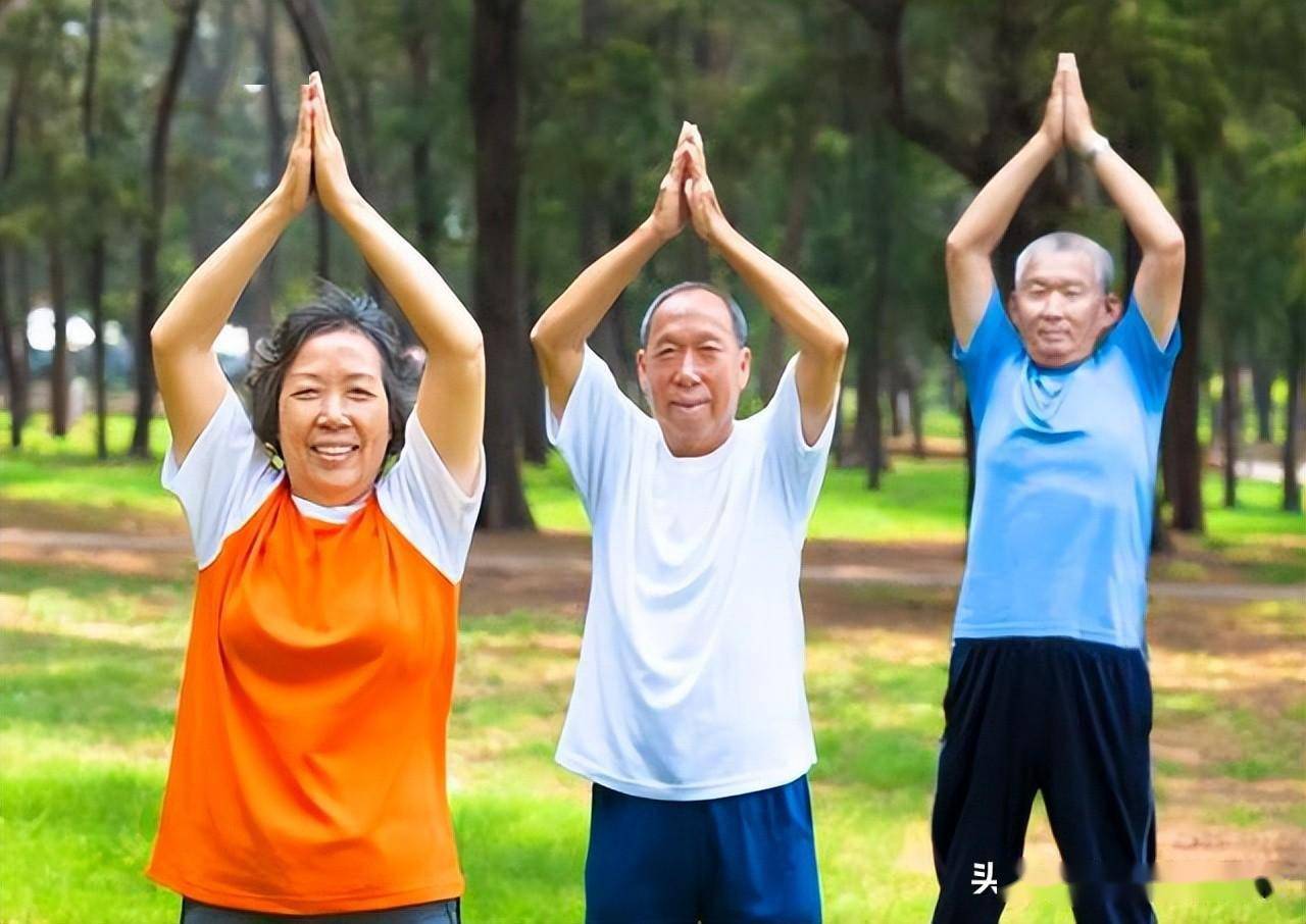 因此,老年人应选择适合自己的运动方式,如太极拳,散步等.