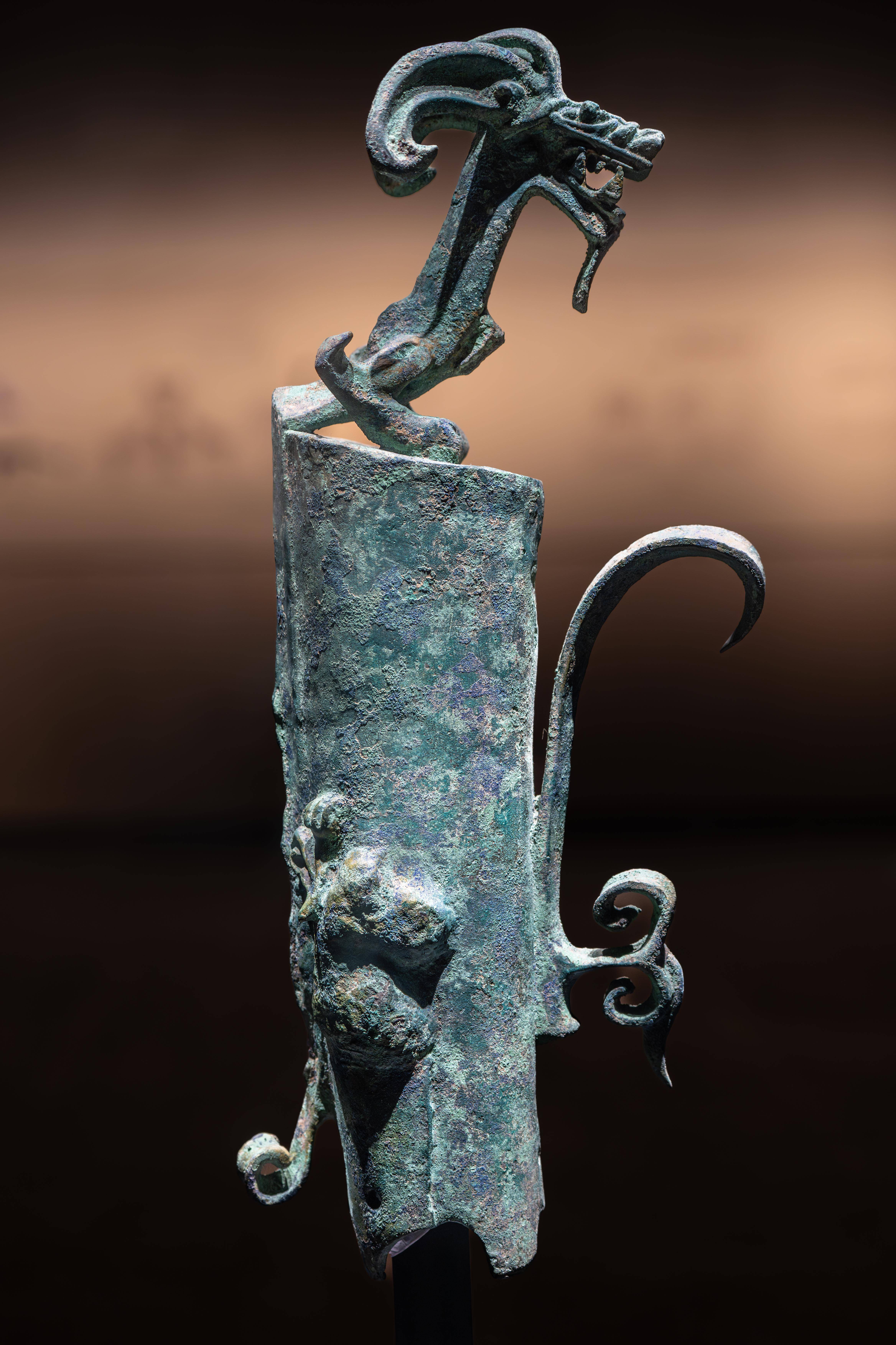 一条长有羊角和山羊胡须的龙踞于柱首,应为权杖的杖首.