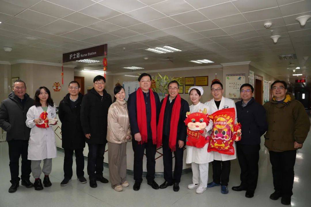 大年初一,院领导带队看望慰问坚守在一线的