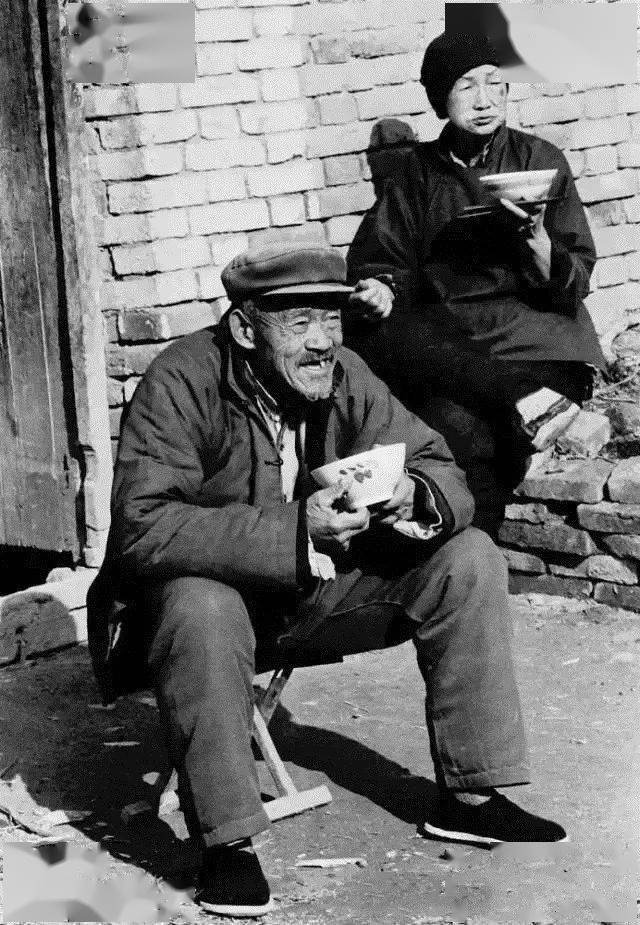 70年代农村吃饭老照片,你见过吗?