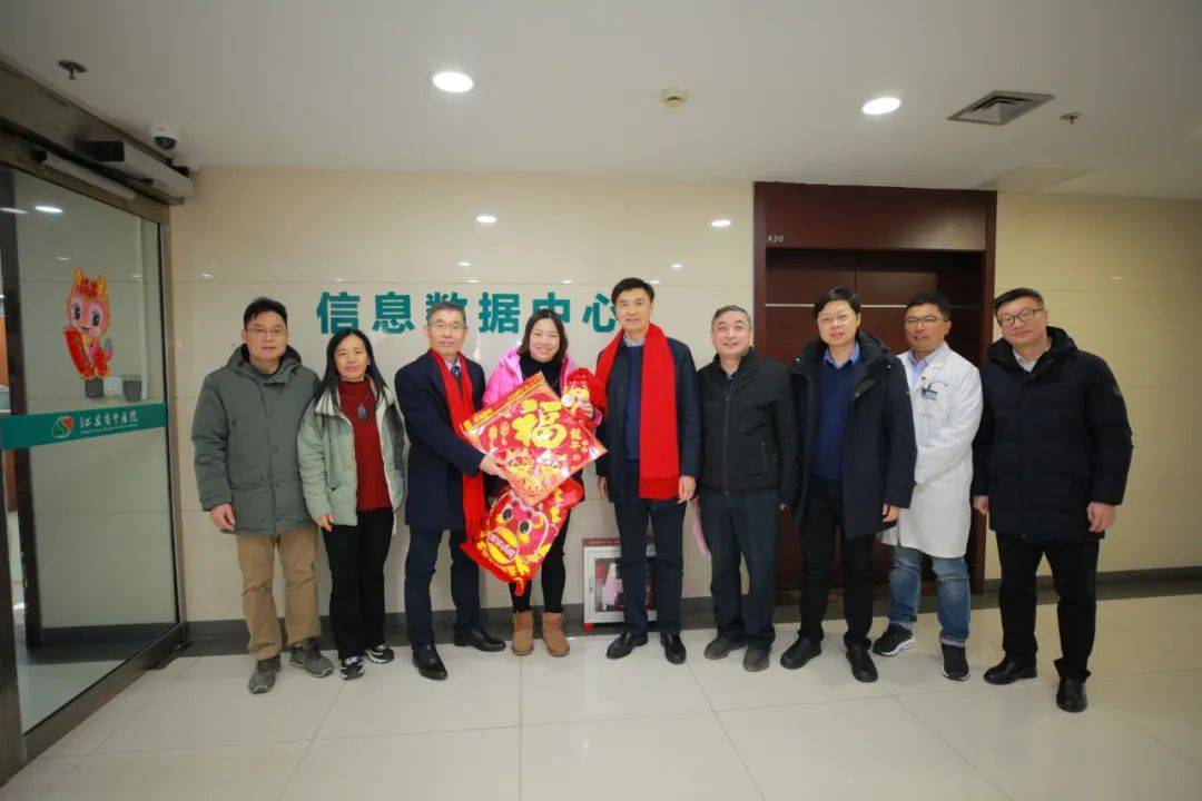 大年初一,院领导带队看望慰问坚守在一线的