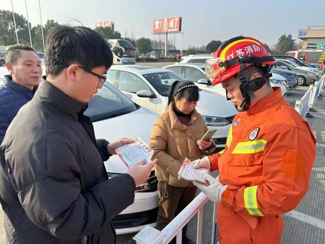 加油站等重點區域面對面為群眾講解消防安全知識,並分發宣傳手冊