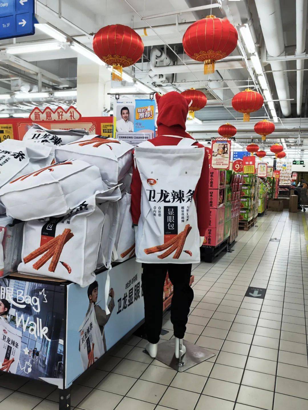 是妥妥的显眼包了背来上班感觉会很酷小红看到都惊呆了比如沃尔玛的