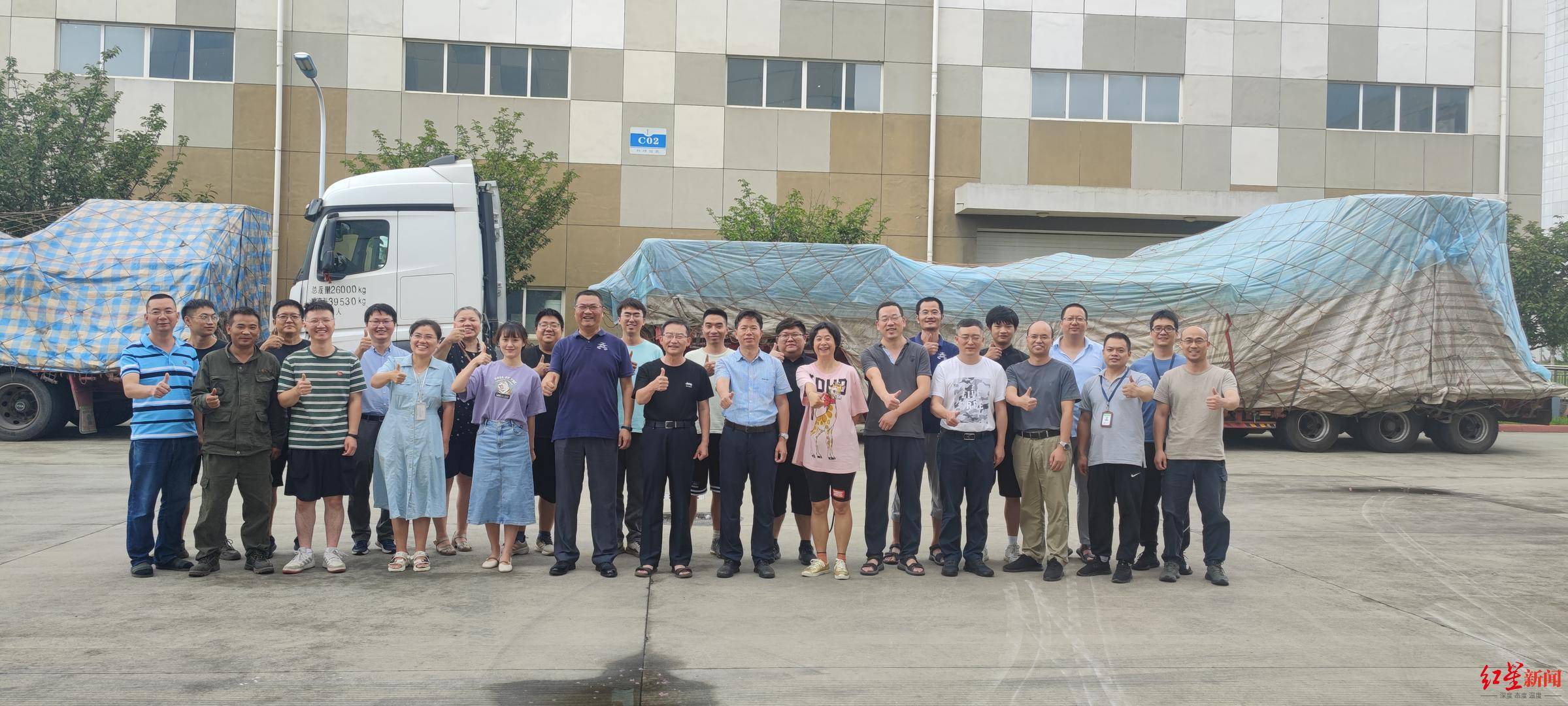 除夕夜,他们的全家福登上"天府画卷",点亮整个城市