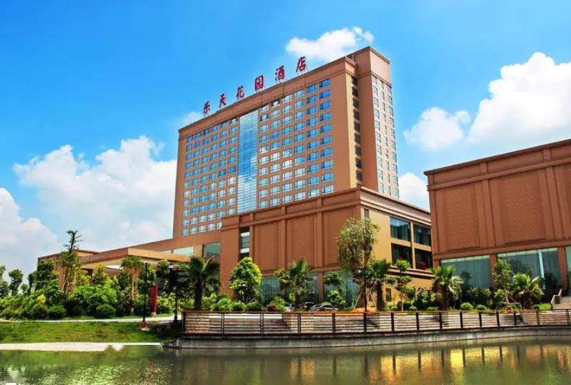 旅游度假胜地是一个集自然风光,休闲娱乐,健康养生五星乐天温泉酒店豪