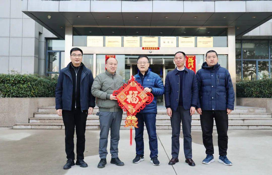 正月初一,黄卫东走访慰问"不停工不停产"重点企业