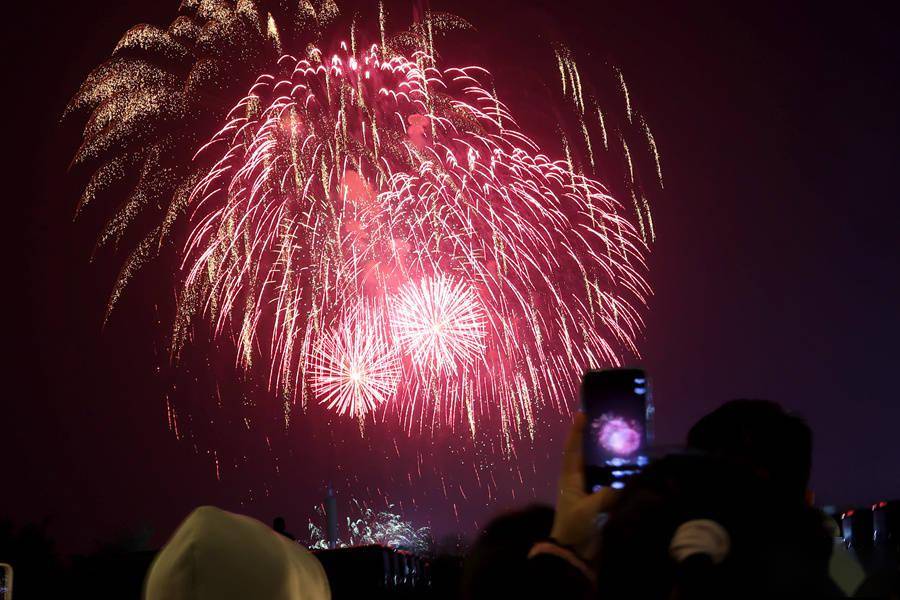 10日晚8点,厦门环岛路黄厝海滩烟花秀如约而至.