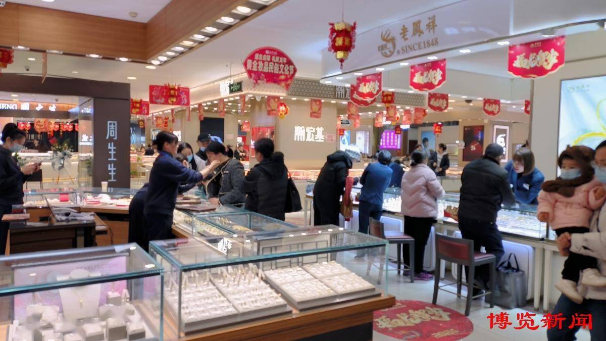 在淄博商厦总店超市,上午9:00刚一开门,不少市民已前来购物,超市内