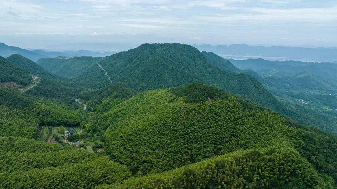 见到山高巍迢绕,云岚雾霭,不禁发出胜似吕梁龙门的感叹,龙门山由此