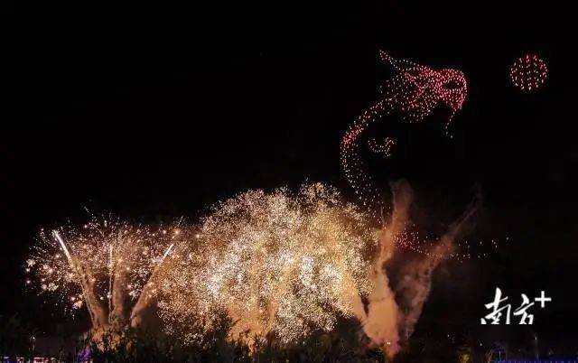7万发烟花组成的汇演,充分展现蓬江侨乡人文特色,产业特点,发展成果