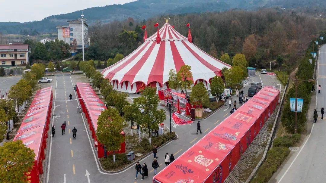 首届汉山花灯马戏嘉年华活动"汉风年 老家过"南郑区在汉山广场举办