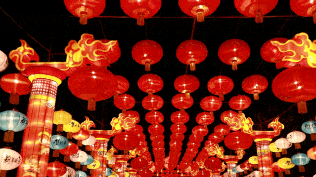 示意图国潮美食 人间烟火拿在手里边逛边吃,大呼好过瘾.