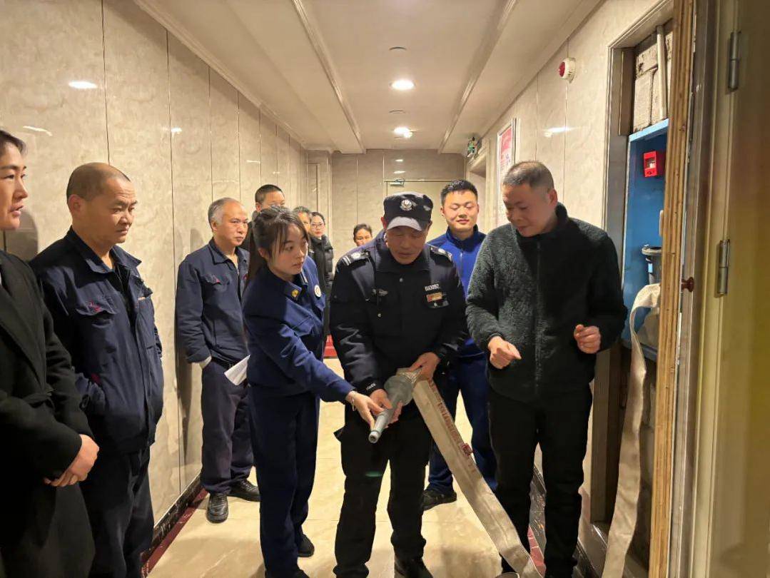 祁阳市2月6日,新田县飞马路消防救援站深入辖区中医院,龙泉加油站开展