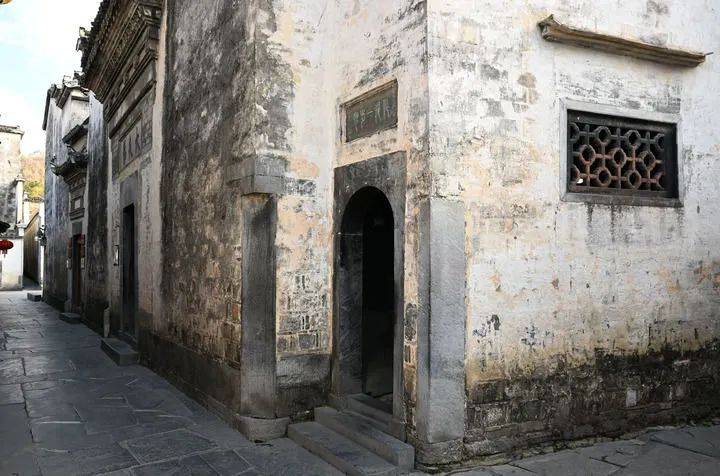 的古建筑群中,八幢迷宫一般的徽派古民居——"关麓八大家"尤为突出