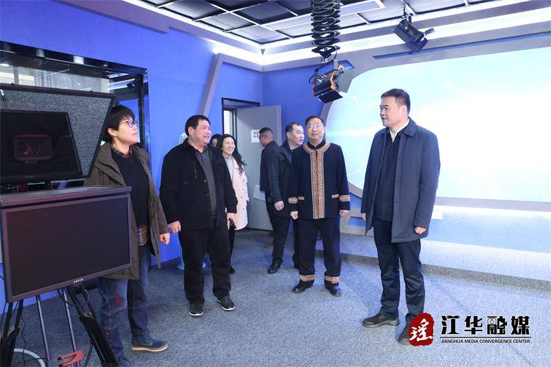 王辉)农历大年初一,受江华县委书记段贵建委托,一大早,江华县委副书记