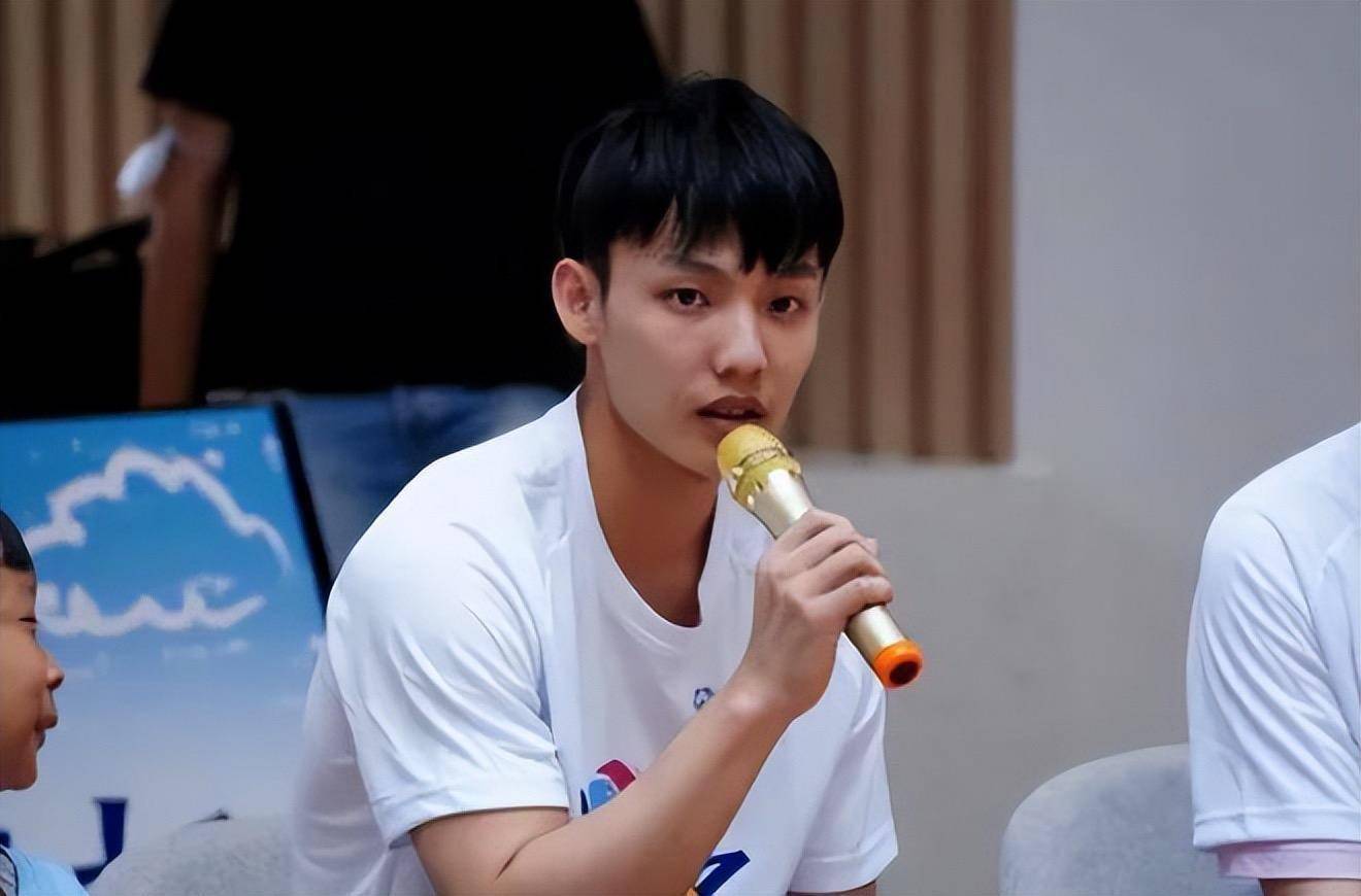 带外甥放鞭炮 与女友秀恩爱,住3层大