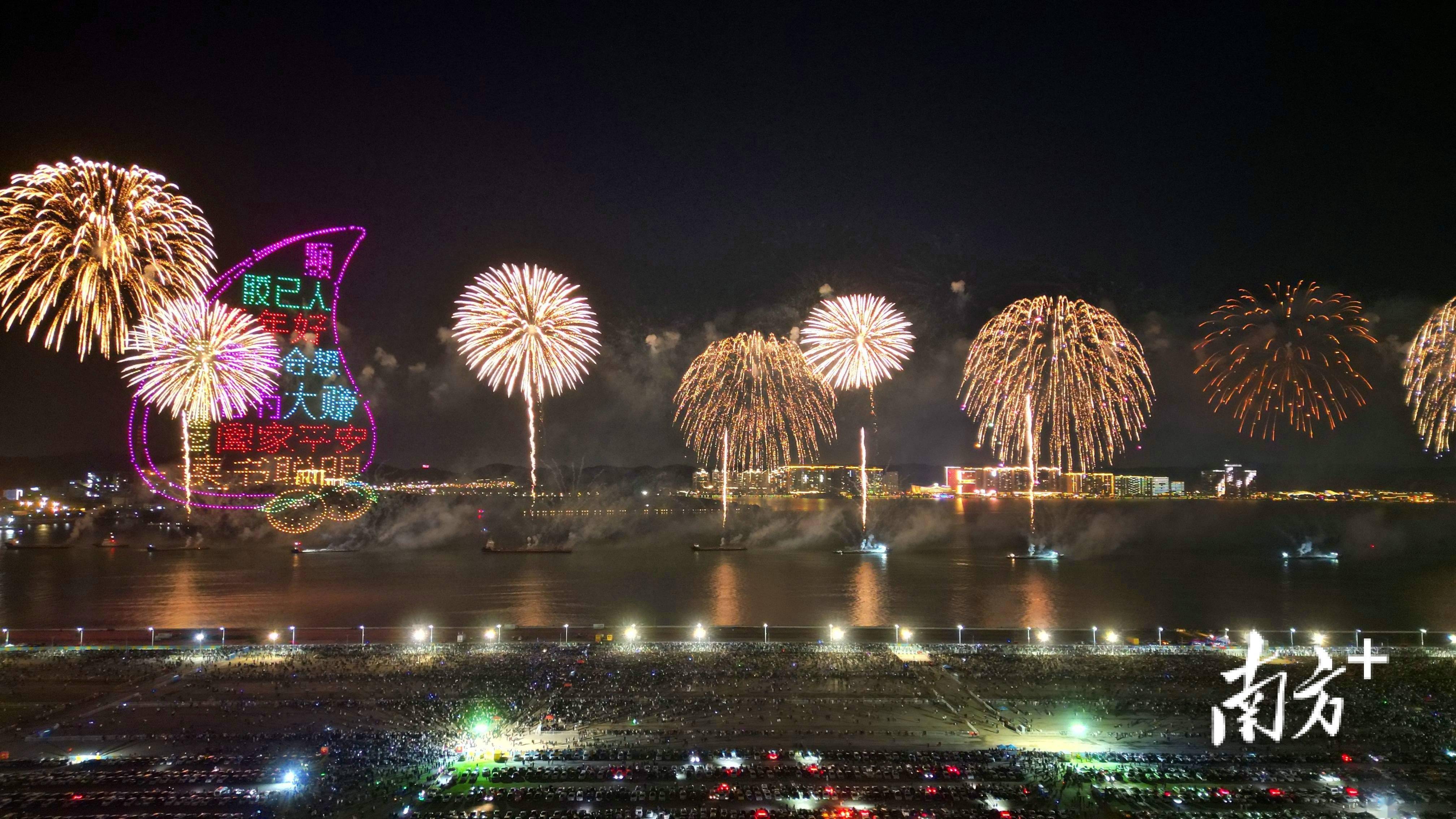 汕头内海湾焰火秀惊艳绽放_南方_侨乡_无人机