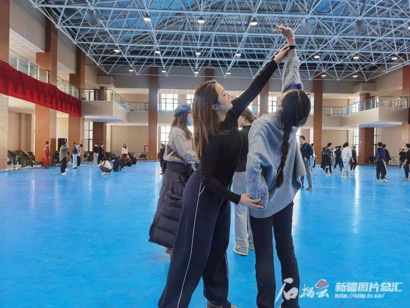 石榴云/新疆日报记者 刘萌萌摄总台春晚新疆喀什分会场舞蹈总监张鹏