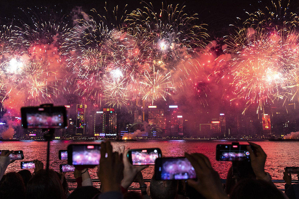 龙腾四海|香港2万3千余发烟花绚烂,祈愿"龙年新传奇"_汇演_维多利亚港