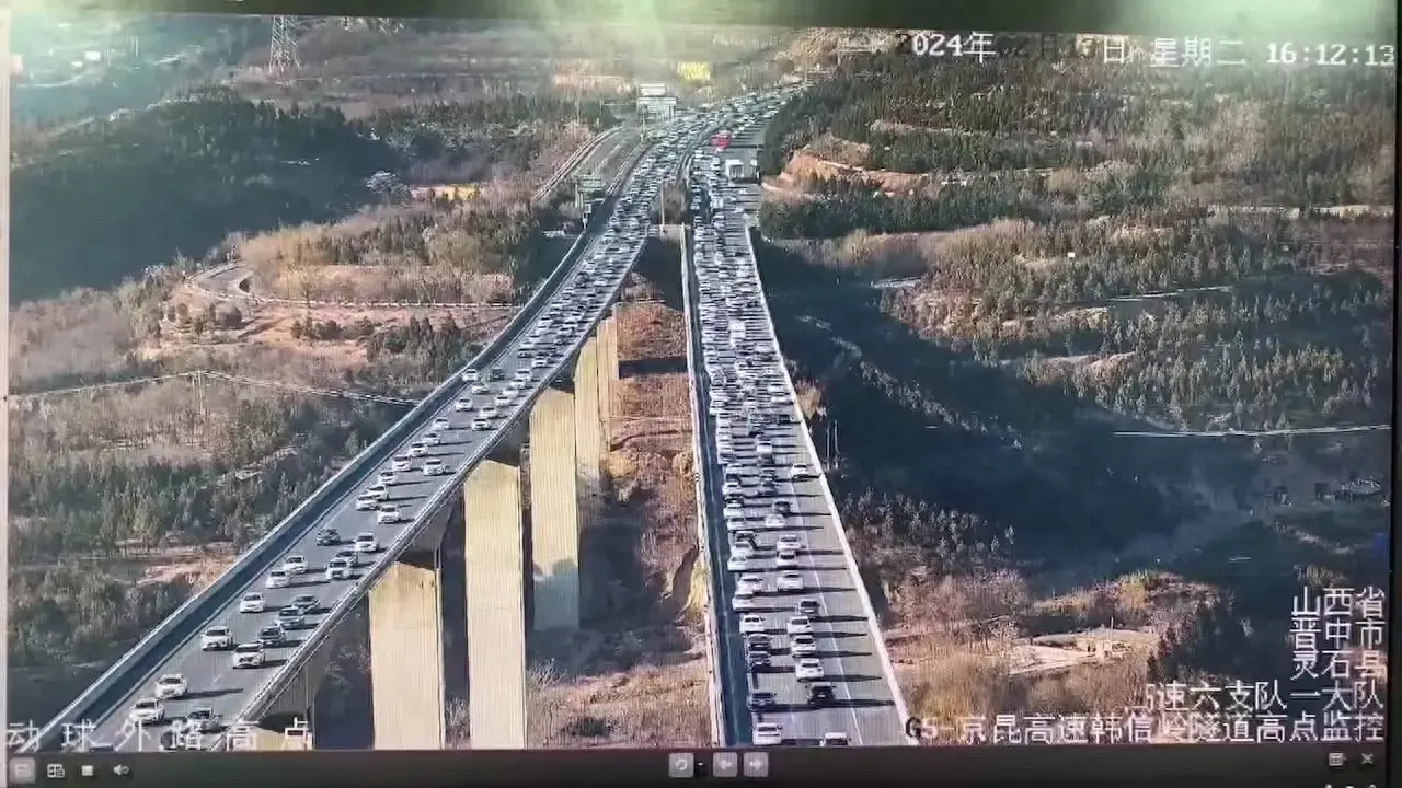 京昆高速韩信岭隧道往太原和运城双向车流量大,行驶缓慢
