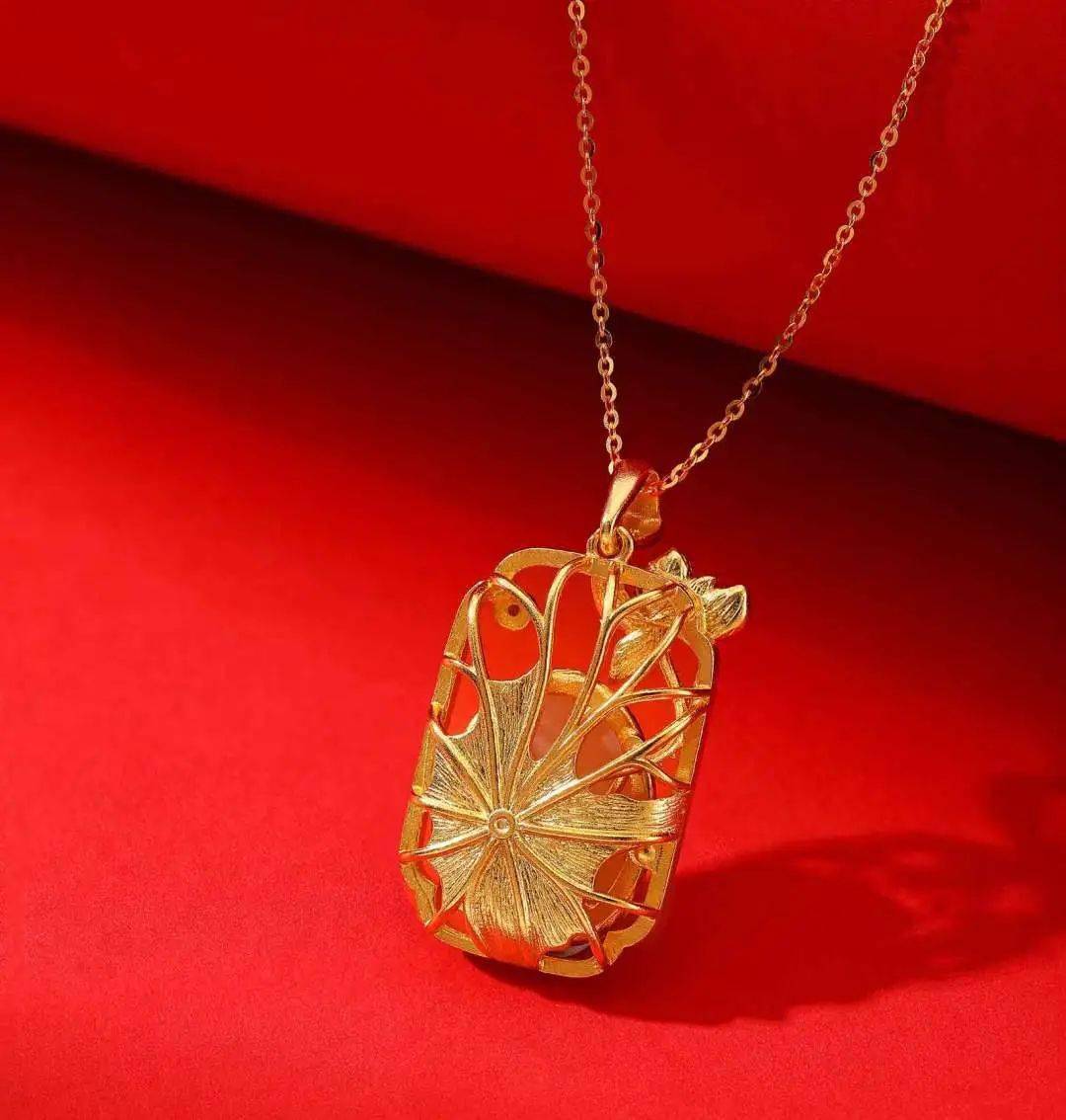 这款项链非常有意境,荷塘月色形容的就是它:荷塘中映着一轮明月,美丽