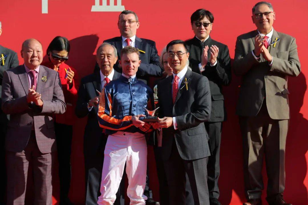 骑师方面,希威森第三场策「拍马难追」胜出,取得在港第一百场头马