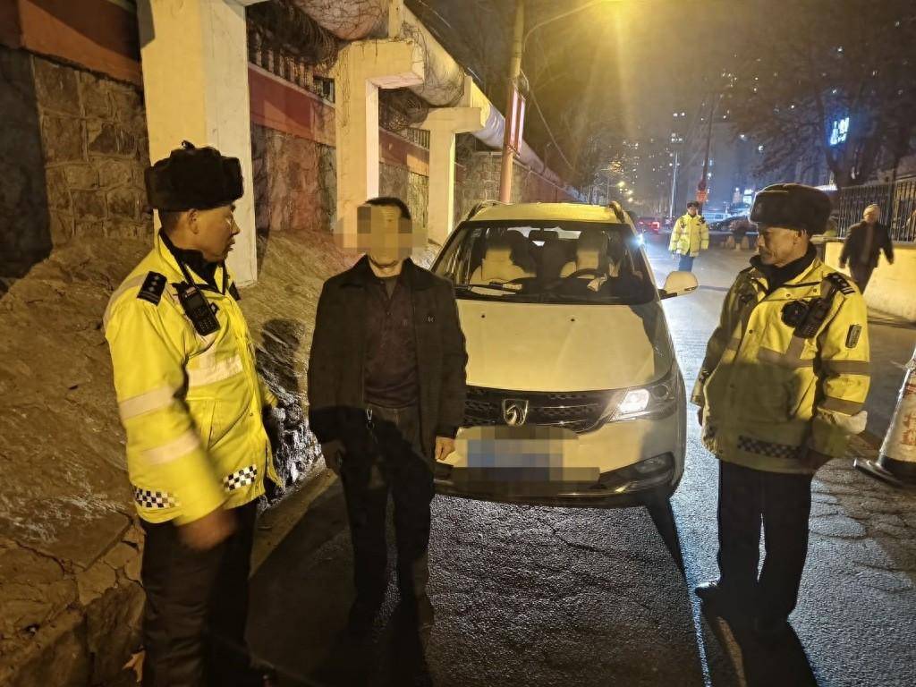 大年初三,青岛交警一天查获32名酒司机_驾驶员_李某某_机动车