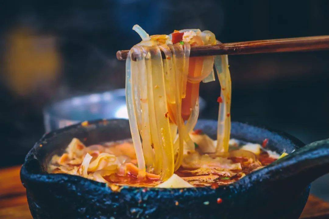 走进21℃的城市|寻味安顺:"过街调"之小锅凉粉_砂锅_西秀区_味道