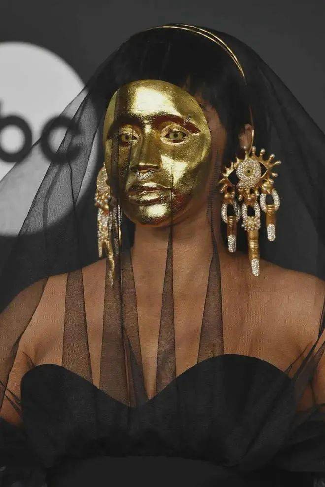 香奈儿死对头"复活",奇葩礼服吓坏网友:这是人类能穿?