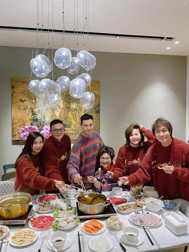 陈伟霆晒和家人吃年夜饭,长得像妈妈 妈妈好美好年轻_时刻_照片_家庭