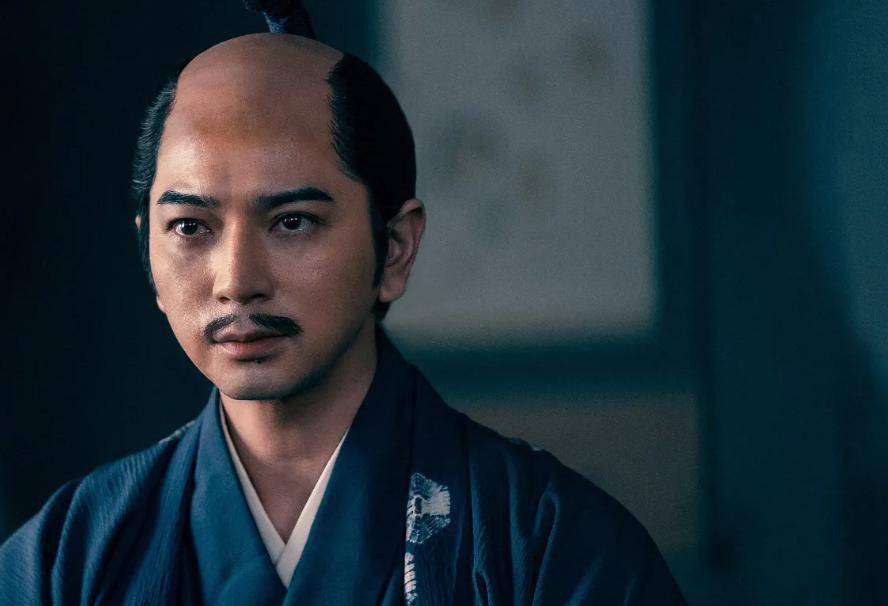 「自信過剰で生意気に見える」"自信过头看起来很狂妄"「世間の評価