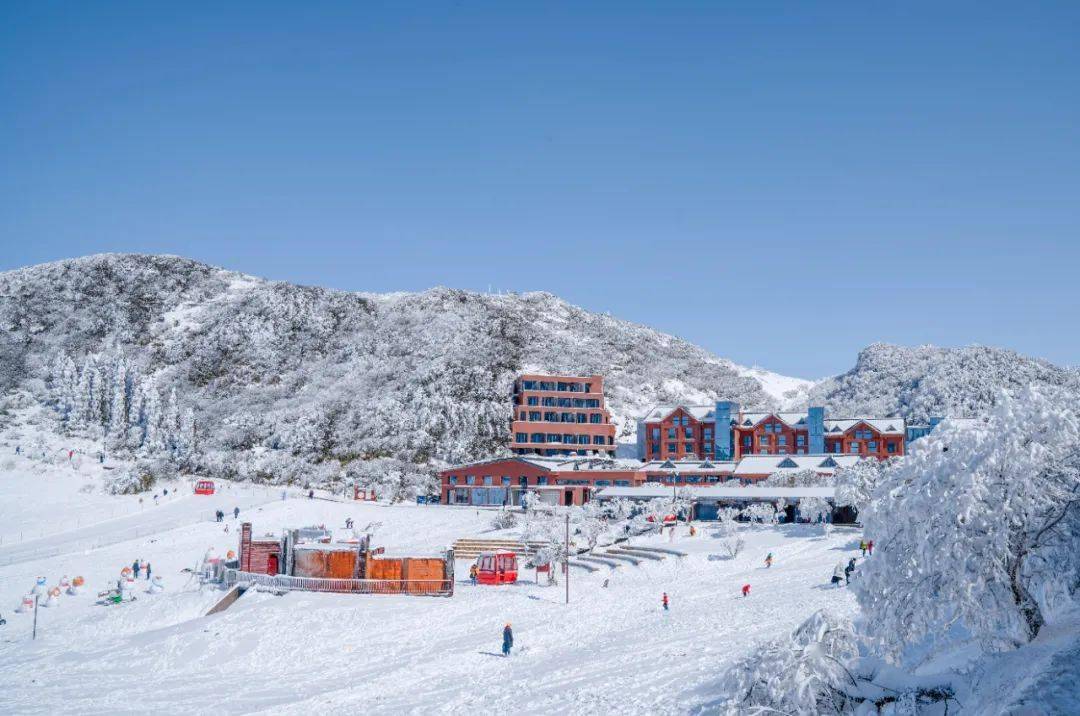 是住宿的不二之选居于云端,开窗即景北坡滑雪场附近的金佛山假日酒 