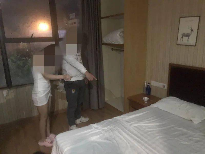 潮汕一沐足城暗藏淫窝,15名男女当场被抓现行!