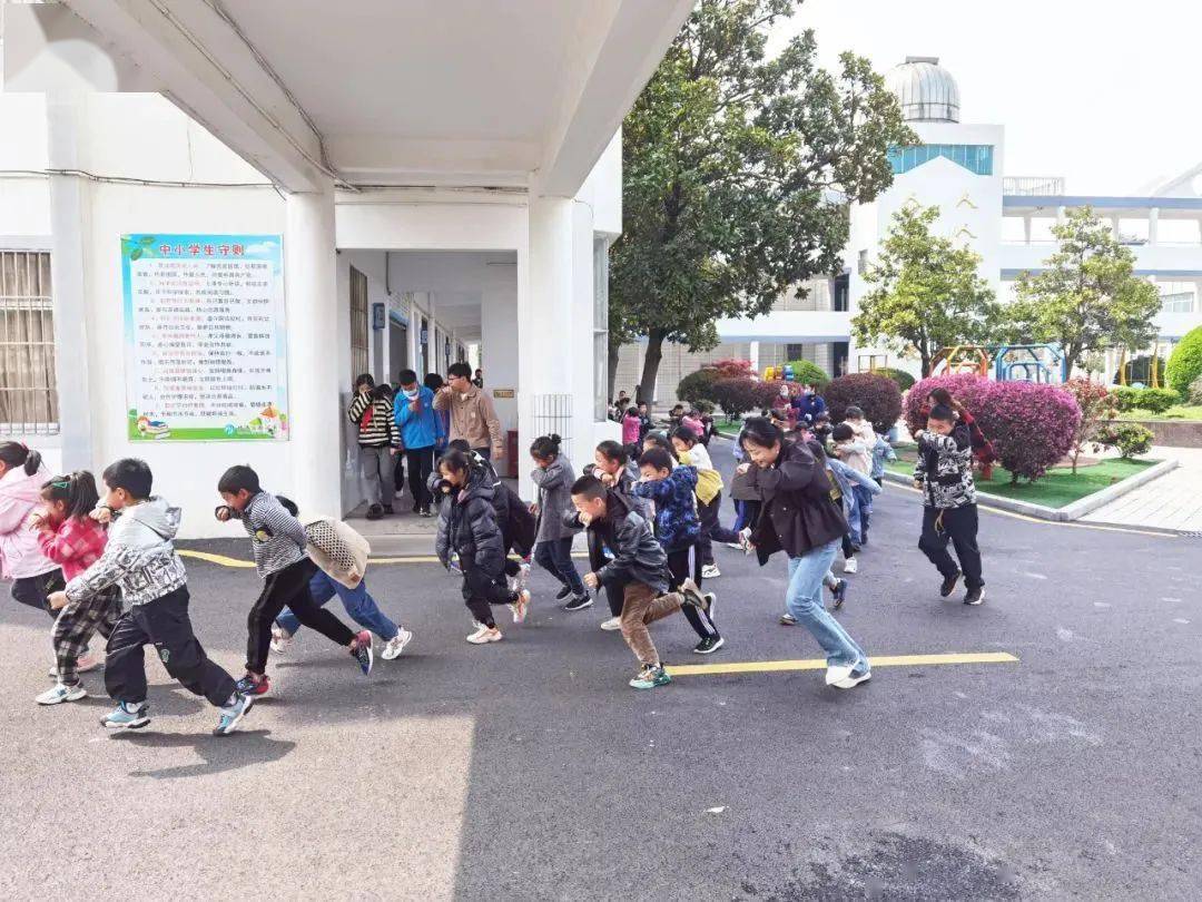 市芦庄实验幼儿园棒球小子——看我的无锡市东北塘中学聆听老兵故事