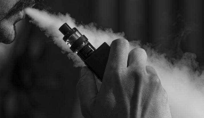 大衣兜里电子烟突然爆炸,喷出火焰!_男子_来源_原因