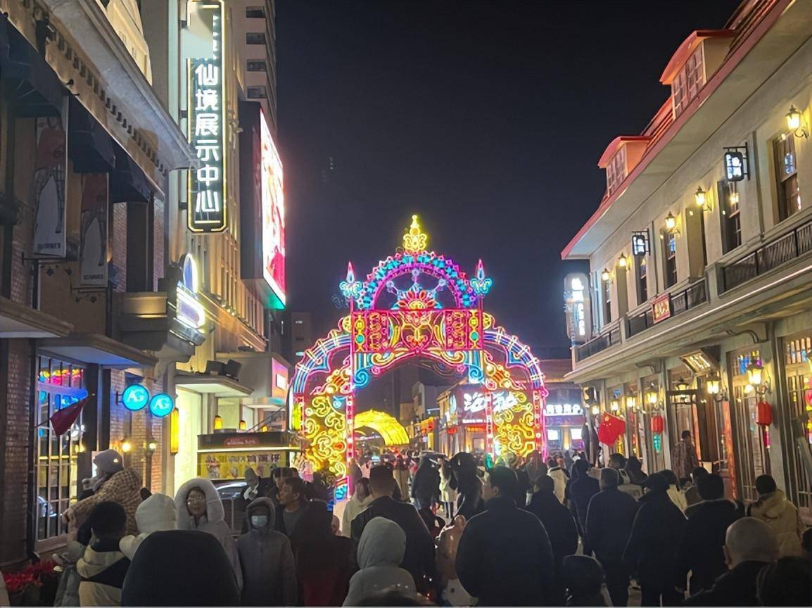 年后烟台热闹非凡 人潮涌动年味浓_街道_游客_儿童剧