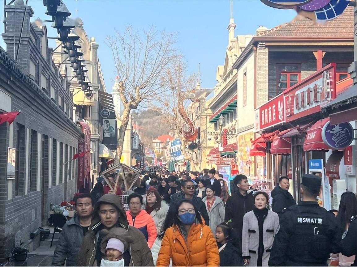 年后烟台热闹非凡 人潮涌动年味浓_街道_游客_儿童剧