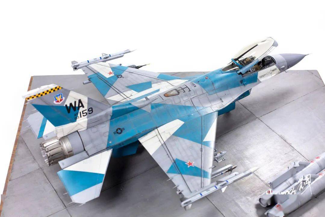 有人说这架机翼上涂上红色五角星的f-16是颜值巅峰.