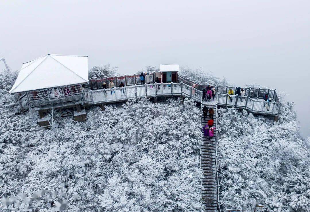 开窗即景北坡滑雪场附近的金佛山假日酒店西坡滑雪场旁边的金佛山两江
